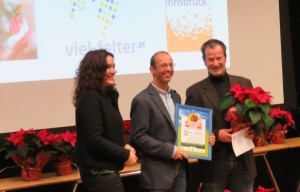 Landeshauptmann-Stellvertreterin Ingrid Felipe gemeinsam mit Johannes Rüdisser (Institut für Ökologie) und Erich Tasser (EURAC, Bozen) bei der Preisverleihung.