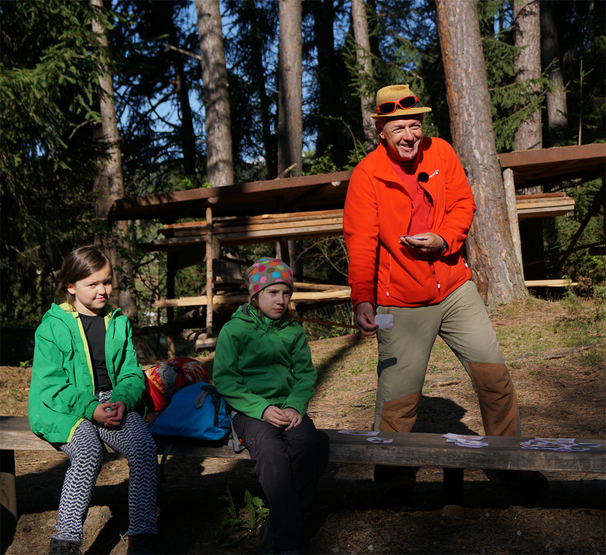 Junge Outdoorprofis Am Fuße Der Hohen Munde